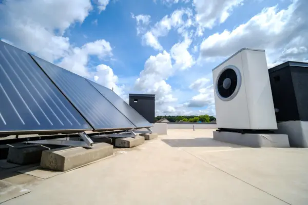 Wärmepumpe und Solarkollektoren auf einem Flachdach